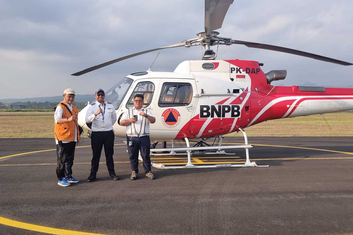 Para petugas dan heli yang akan digunakan untuk Water Bombing, di Gunung Arjuno. (Seru.co.id/wul) - Kobaran Api Gunung Arjuno Sudah Merambat ke Wilayah Batu