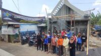 Para santri dan keluarga Ari Widarko, di depan rumah yang hampir rampung dibedah. (rhd) - Totalitas Pemuda Shiddiqiyyah Bedah Rumah Syukur Layak Huni Warga Tak Mampu