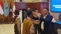 Pemakaian topi kepada perwakilan kontingen Kwarcab Kota Malang pada Jambore Daerah. (ws8) - Pj Wali Kota Malang: Jaga Prestise Pramuka Kwarcab Kota Malang