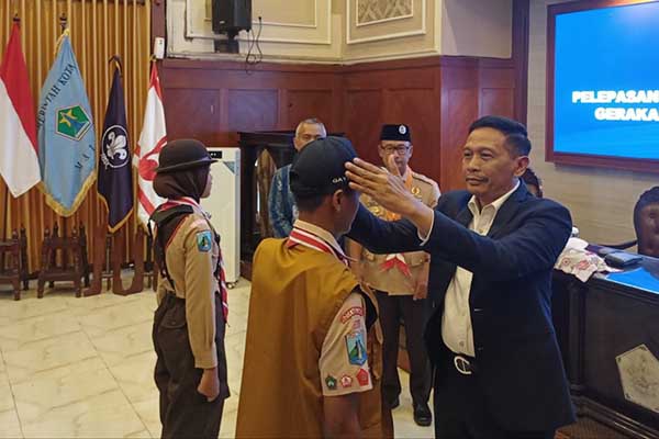 Pemakaian topi kepada perwakilan kontingen Kwarcab Kota Malang pada Jambore Daerah. (ws8) - Pj Wali Kota Malang: Jaga Prestise Pramuka Kwarcab Kota Malang