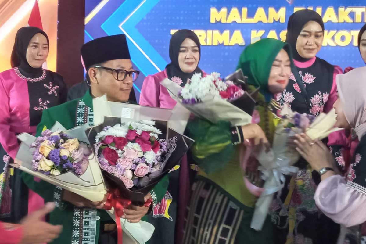 Pemberian bunga kepada Wali Kota dan istri. (ws8) - Malam Bhakti, Sutiaji dan Sofyan Edi Akhiri Masa Jabatan