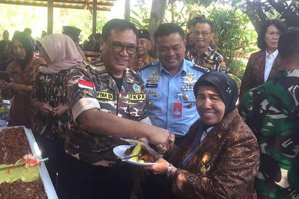 Pemotongan tumpeng oleh Sofyan Edi Jarwoko, diserahkan kepada yang dituakan. (ws8) - Peringatan HUT Pepabri dan FKPPI, Sofyan Edi: Momen Introspeksi Diri