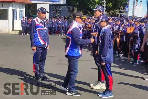 Pemyematan jaket dan id card oleh Wali Kota Malang, Drs H Sutiaji, simbolis pelepasan kontingen Porprov Kota Malang. (rhd) - KONI Kota Malang Target Pertahankan Runner-Up Porprov Jatim VIII 2023