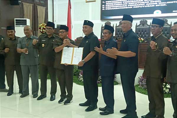 Penandatangan Ranperda Perubahan APBD 2023. (ws8) - Begini Catatan DPRD pada Pemkot Malang Terkait Ranperda Perubahan APBD 2023