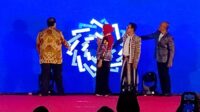 Penekanan screen digital sebagai simbolis peresmian gedung Malang Creative Center. (dik) - Gubernur Jatim Resmikan Malang Creative Center, Wadah Inkubasi dan Penguatan Multitalenta