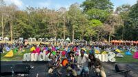 Penyanyi Arafiansyah (bertopi) tampil di acara Sunset di Kebun. (ist) - Kalahkan Lebih dari 100 Musisi, Arafiansyah Berhasil Tampil di Festival Musik Nasional