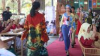 Peragaan busana batik Shibori, karya dari Lansia Smart Kecamatan Junrejo. (ist) - Pemkot Batu Launching Produk Batik Shibori Karya Lansia Smart Junrejo