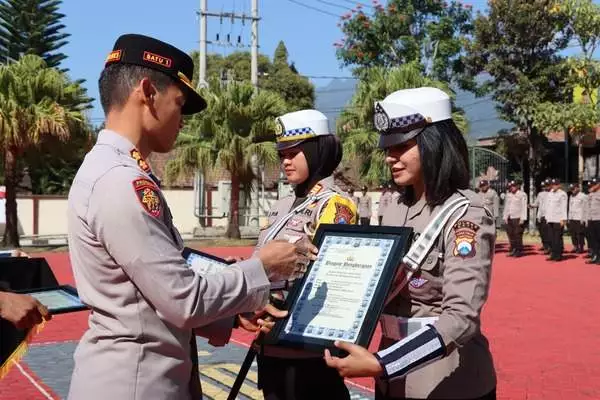 Kapolres Batu Beri Reward 14 Anggotanya dan 2 Mitra Polri