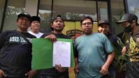 Ribuan Bonek Unjuk Rasa di Gedung Negara Grahadi