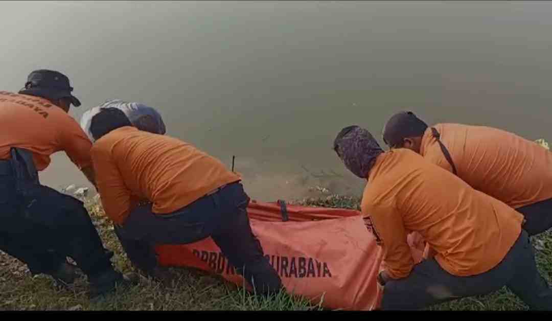 Petugas BPBD Surabaya evakuasi mayat laki laki.