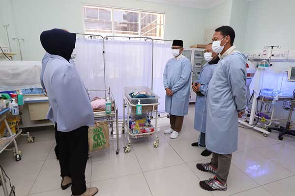 Pj. Wali Kota Batu di saat menjenguk Bayi malang yang dibuang orang tuanya. (ist) - Pj Wali Kota Batu: Pembuangan Bayi Merupakan Tindakan Kriminal