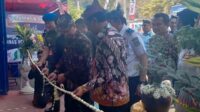 Pj. Wali Kota Batu memotong pita tanda dimulainya operasional Balai Uji KIR milik Dishub Batu. (Seru.co.id/dik) - Dishub Batu Mulai Operasional Balai Uji KIR dengan Multi System