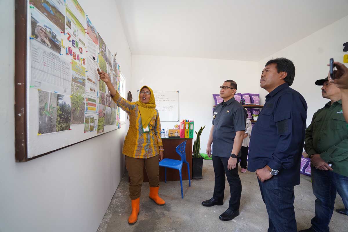 Pj. Wali Kota Batu menerima penjelasan dari pengelola sampah Jatim Park 2. (ist) - Pj Wali Kota Batu Apresiasi Usaha Warga Olah Sampah Secara Mandiri