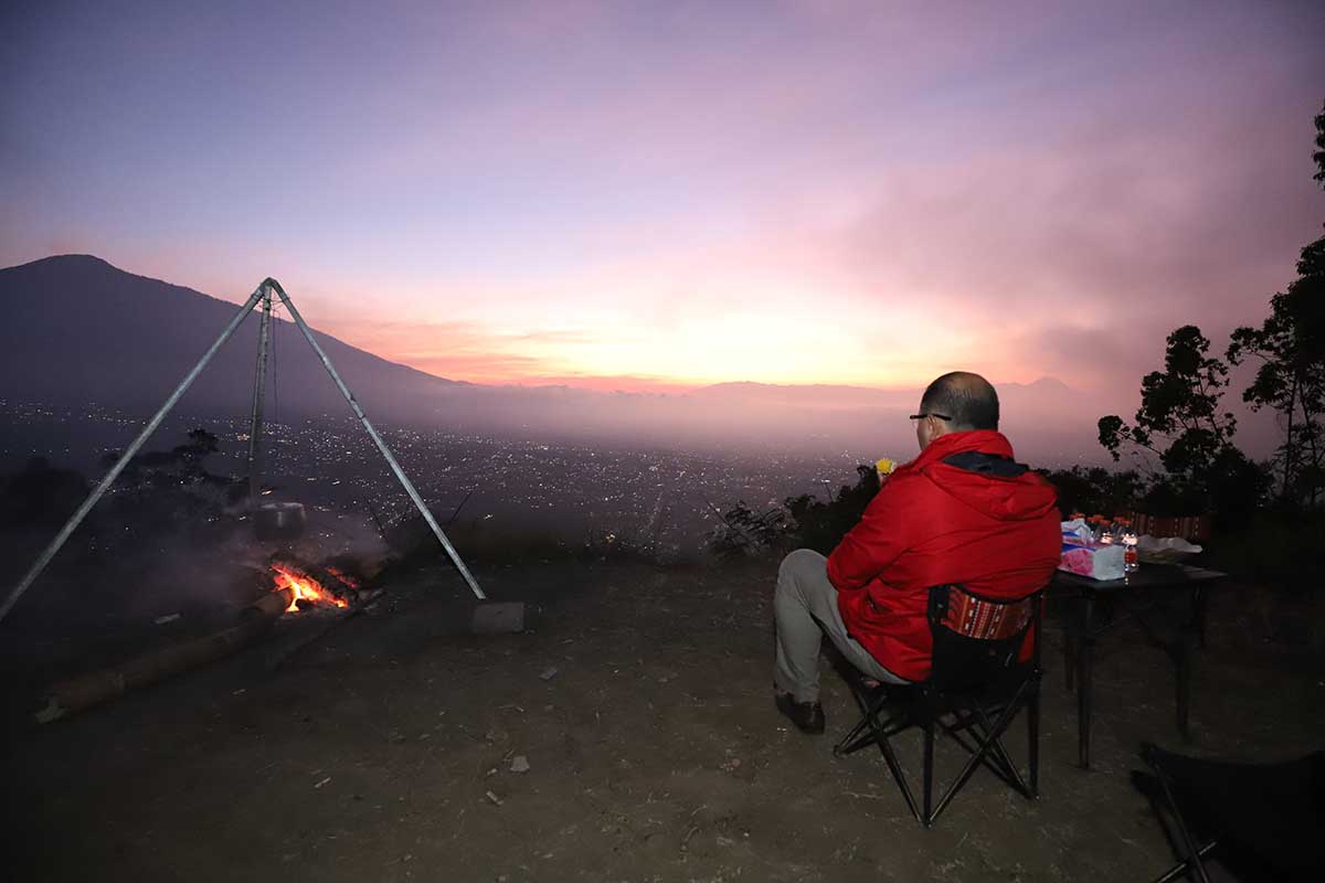 Pj. Wali Kota Batu menikmati Sunrise di Dusun Brau. (ist) - Terpesona Sunrise Point Brau, Pj Walikota Batu Minta Dikembangkan