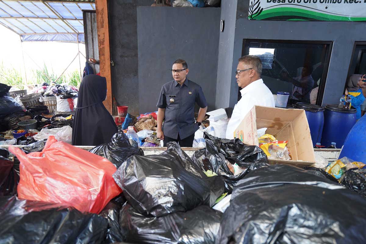 Pj. Wali Kota Batu saat meninjau TPS3R Desa Oro-oro Ombo. (ist) - Pj Wali Kota Batu Apresiasi Usaha Warga Olah Sampah Secara Mandiri