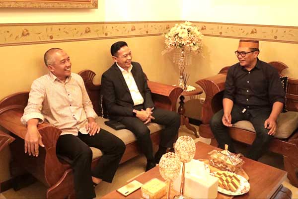 Pj Wali Kota Malang, Wahyu Hidayat, bercengkerama dengan mantan Wakil Wali Kota Malang, Sofyan Edi Jarwoko. (ist) - Teruskan Budaya, Pj Wali Kota Wahyu Hidayat 'Sowan' Sutiaji-Edi