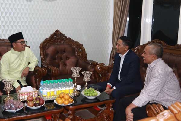 Pj Wali Kota Malang, Wahyu Hidayat, bercengkerama dengan mantan Wali Kota Malang, Sutiaji. (ist) - Teruskan Budaya, Pj Wali Kota Wahyu Hidayat 'Sowan' Sutiaji-Edi