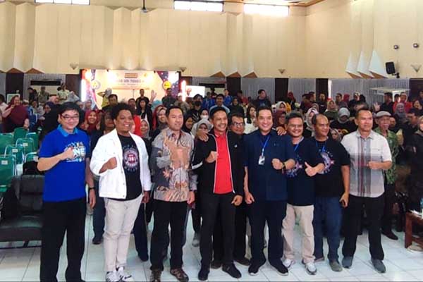 Pj Wali Kota Malang, Wahyu Hidayat, bersama para alumni Teknik Kimia ITN Malang. (ws8) - Begini Pesan Pj Wali Kota Malang ke Alumni Teknik Kimia ITN Malang