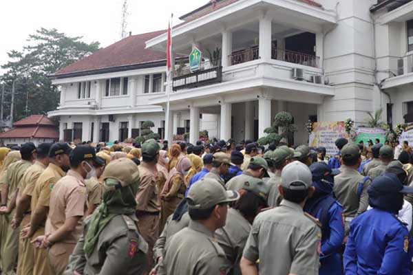 Pj Wali Kota Malang, Wahyu Hidayat, memimpin apel di Balaikota Malang. (ist) - Hari Pertama, Pj Wali Kota Malang Wahyu Hidayat Langsung Tancap Gas