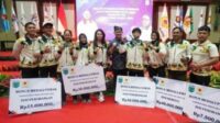Pj. Walikota Batu berfoto bersama perwakilan atlet Porprov penerima bonus. (ist) - Tepati Janji, Bonus Atlet Batu Peraih Medali Porprov Langsung Cair