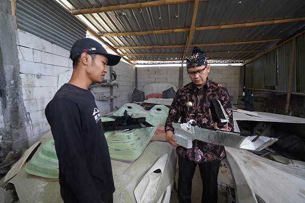 Pj. Wali Kota Batu menemui Dika, pembuat Tiruan body Supercar asal Desa Tlekung Kecamatan Junrejo. (ist) - PJ Wali Kota Batu Kagum Replika Lamborghini Buatan Warga Tlekung
