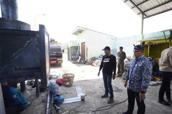 Pj. Wali Kota Batu saat meninjau pembuatan incinerator (tungku bakar) di TPS 3R. (ist) - Batu Bisa Jadi Percontohan Nasional Jika Berhasil Olah Sampahnya Sendiri