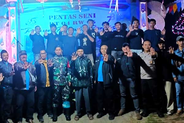Polres Malang, mahasiswa NTT dan warga dalam gelaran pentas seni Desa Landungsari, Kecamatan Dau, Kabupaten Malang. (ist) - Polres Malang, Mahasiswa NTT dan Warga Perkuat Persaudaraan Berantas Narkoba