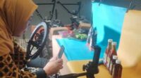 Praktek Pengambilan Foto Produk Hasil Olahan Pertanian untuk Website Sartani Gaya KWB. (ist) - Dorong Pertanian Berbasis Teknologi, DistanKP Batu dan P4S Gelar Pelatihan Digital Marketing