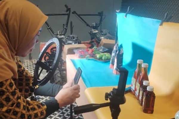 Praktek Pengambilan Foto Produk Hasil Olahan Pertanian untuk Website Sartani Gaya KWB. (ist) - Dorong Pertanian Berbasis Teknologi, DistanKP Batu dan P4S Gelar Pelatihan Digital Marketing