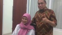 Prof Dr Dedi Kuswandi MPd dan Prof Dra Nunung Suryati MEd, meraih gelar Professor bersama. (ws8) - Sejoli Dosen UM Raih Gelar Profesor Bersama