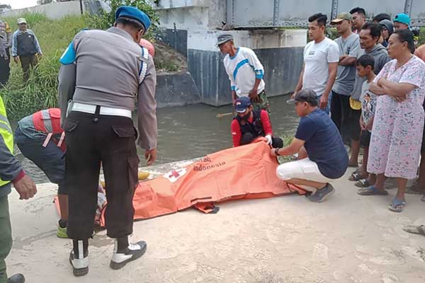 Proses evakuasi korban. (ist) - Pemuda Pakisaji 15 Tahun Akhiri Hidup Tabrakkan Diri ke Kereta Api