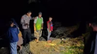 Proses pencarian Faeza Xavier oleh para petugas di sekitar sungai.(ist) - Berenang, Bocah Enam Tahun Hilang Terseret Arus Sungai di Bululawang
