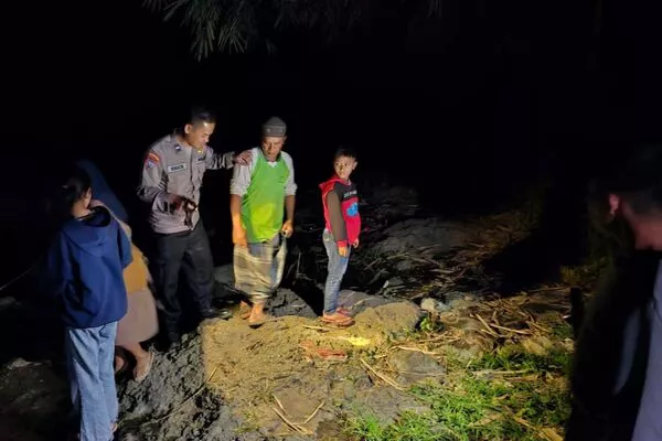 Proses pencarian Faeza Xavier oleh para petugas di sekitar sungai.(ist) - Berenang, Bocah Enam Tahun Hilang Terseret Arus Sungai di Bululawang