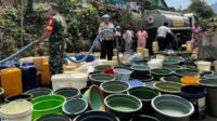 Proses pendistribusian air bersih ke titik Desa yang mengalami kekeringan. (ist) - Polres Malang Distribusikan Air Bersih di Dua Desa Terdampak Kemarau Ekstrem