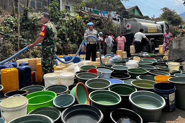 Proses pendistribusian air bersih ke titik Desa yang mengalami kekeringan. (ist) - Polres Malang Distribusikan Air Bersih di Dua Desa Terdampak Kemarau Ekstrem