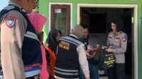 Proses penyerahan bantuan. (ist) - Tekan Angka Stunting, Polres Malang Berikan Ratusan Paket Asupan Gizi