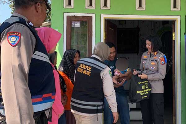 Proses penyerahan bantuan. (ist) - Tekan Angka Stunting, Polres Malang Berikan Ratusan Paket Asupan Gizi