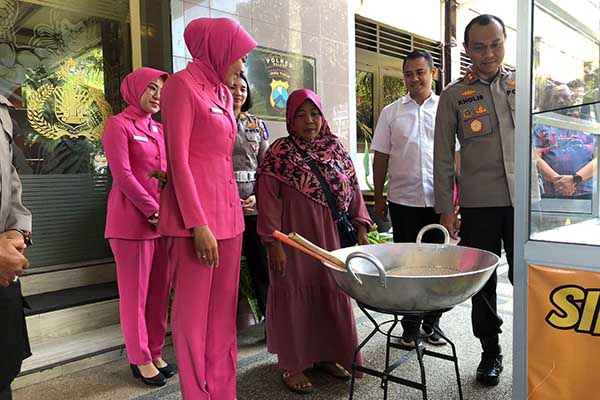 Proses penyerahan bantuan UMKM dari Polres Malang untuk keluarga korban tragedi Kanjuruhan. (Seru.co.id/wul) - Polres Malang Kembali Serahkan Bantuan UMKM untuk Keluarga Korban Tragedi Kanjuruhan