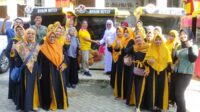 Prosesi penyerahan outlet Ayam Hitz di Ponpesma Tanwir Al Afkar. (rhd) - Berdayakan Umat, Ponpesma Tanwir Al Afkar Bagikan Puluhan Outlet Ayam Hitz