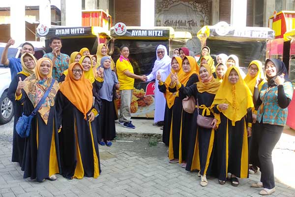 Prosesi penyerahan outlet Ayam Hitz di Ponpesma Tanwir Al Afkar. (rhd) - Berdayakan Umat, Ponpesma Tanwir Al Afkar Bagikan Puluhan Outlet Ayam Hitz