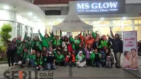 Ratusan diver ojol wanita meluapkan kebahagiaan usai mendapatkan voucher gratis treatment. (rhd) - HUT ke-6, MS Glow Bagikan Voucher Treatment untuk Ratusan Ojol Wanita