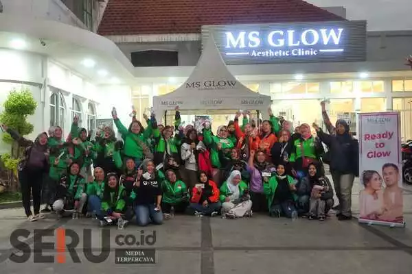 Ratusan diver ojol wanita meluapkan kebahagiaan usai mendapatkan voucher gratis treatment. (rhd) - HUT ke-6, MS Glow Bagikan Voucher Treatment untuk Ratusan Ojol Wanita
