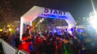 Ratusan pelari yang mengikuti Dino Night Run, saat Start dari depan parkir Dino Park