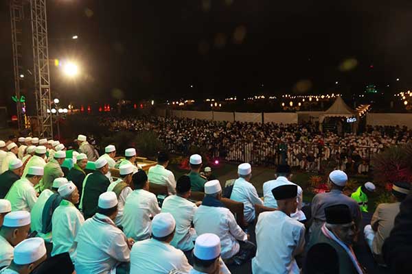 Ribuan jamaah memadati area depan Balaikota Malangarea depan. (ist) - Jalankan Amanat, Pj Walikota Malang Mohon Doa ke Alim Ulama