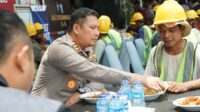 Saat kegiatan makan siang bersama Kapolresta Malang Kota, Kombes Pol Budi Hermanto bersama pekerja proyek bangunan dan pekerja cleaning service Polresta Mahkota. (ist) - Buher Ajak Pekerja Proyek dan Cleaning Service Polresta Makan Siang Bersama