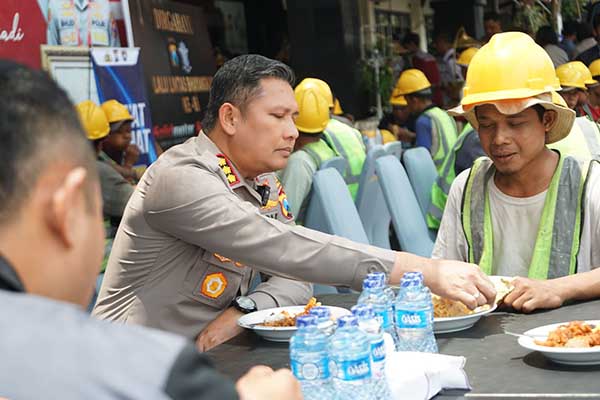 Saat kegiatan makan siang bersama Kapolresta Malang Kota, Kombes Pol Budi Hermanto bersama pekerja proyek bangunan dan pekerja cleaning service Polresta Mahkota. (ist) - Buher Ajak Pekerja Proyek dan Cleaning Service Polresta Makan Siang Bersama