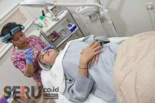 Salah satu proses treatment yang diberikan di MS Glow. (rhd) - HUT ke-6, MS Glow Bagikan Voucher Treatment untuk Ratusan Ojol Wanita