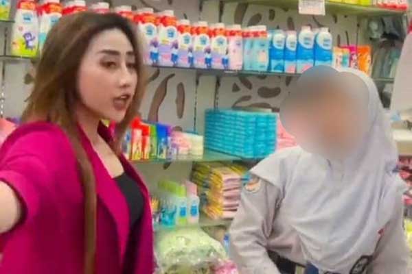 Seleb TikTok Luluk Nuril melabrak siswi magang di swalayan. (ist) - Seleb Tiktok Luluk Nuril Marahi Anak Magang Berakhir Dilaporkan ke Polres Probolinggo