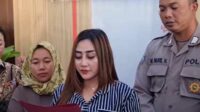 Seleb TikTok Luluk Nuril membacakan permintaan maaf di Polres Probolinggo. (ist) - Buntut Marahi Siswi Magang, Suami Luluk Dicopot dari Jabatan
