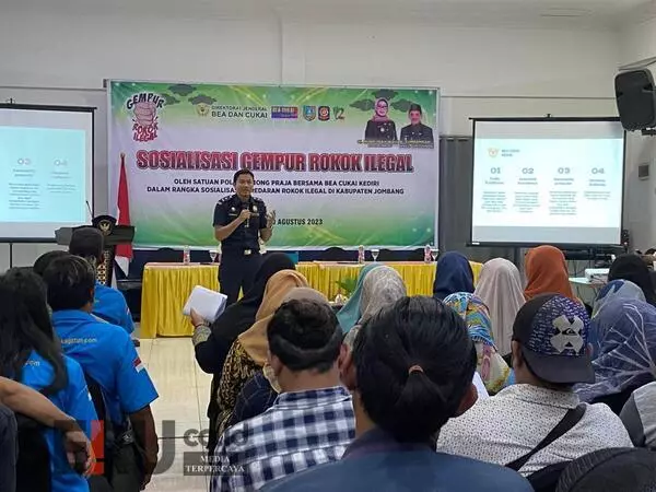Seluruh peserta yang hadir sosialisasi kali ini memiliki peran yang strategis dalam upaya mencegah peredaran rokok ilegal di Kabupaten Jombang. (Seru.co.id/ful) Satpol PP Sosialisasi Gempur Rokok Ilegal pada Ojol, PKL, Kurir dan Pemilik Toko Kelontong